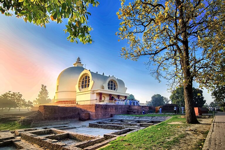 Mahaparinirvana Temple · 1 km